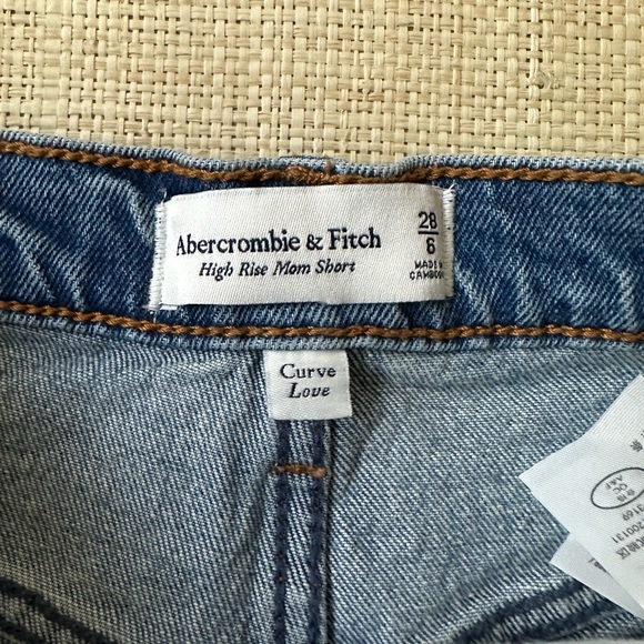 Abercrombie and Fitch High Rise Mom Short (Size 28/6) NWT - Picture 3 of 4